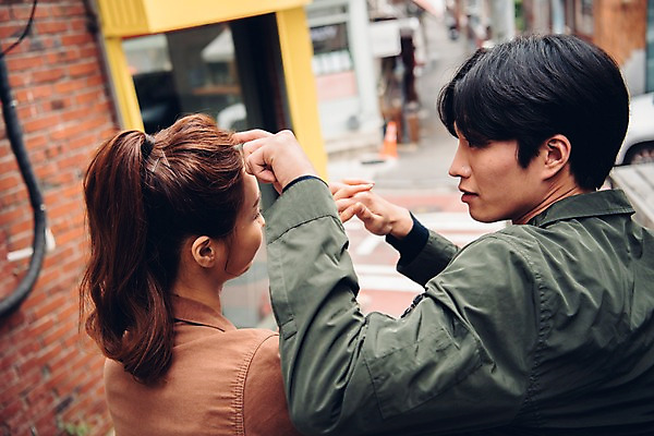 포토 JPG 주간 커플 여자 남자 커플라이프 데이트 앉기 상반신 20대 성인 야외 두명 뒷모습 아웃포커스 계단 한국인 성인만 국내포토 자연요소 라이프스타일 뷰포인트 관계 모션 촬영기법 사람 동양인 청년 파일형식