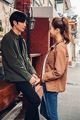 포토 JPG 주간 커플 여자 남자 커플라이프 데이트 서기 상반신 20대 성인 야외 두명 옆모습 마주보기 한국인 성인만 국내포토 자연요소 라이프스타일 뷰포인트 관계 모션 사람 동양인 청년 파일형식