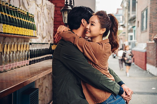 포토 JPG 주간 커플 여자 남자 커플라이프 데이트 포옹 서기 웃음 여러명 상반신 20대 성인 야외 옆모습 아웃포커스 한국인 성인만 국내포토 자연요소 라이프스타일 뷰포인트 다수 관계 안기 모션 촬영기법 표정 사람 동양인 청년 파일형식