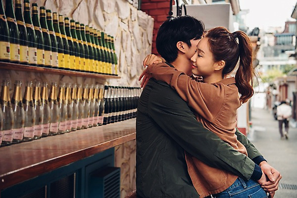 포토 JPG 주간 커플 여자 남자 커플라이프 데이트 포옹 서기 웃음 상반신 20대 성인 야외 옆모습 아웃포커스 세명 눈감음 한국인 성인만 국내포토 자연요소 라이프스타일 뷰포인트 관계 안기 모션 촬영기법 표정 사람 동양인 청년 파일형식