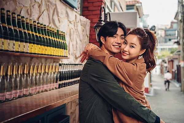 포토 JPG 주간 커플 여자 남자 커플라이프 데이트 포옹 서기 웃음 상반신 20대 성인 야외 옆모습 아웃포커스 세명 한국인 성인만 국내포토 자연요소 라이프스타일 뷰포인트 관계 안기 모션 촬영기법 표정 사람 동양인 청년 파일형식