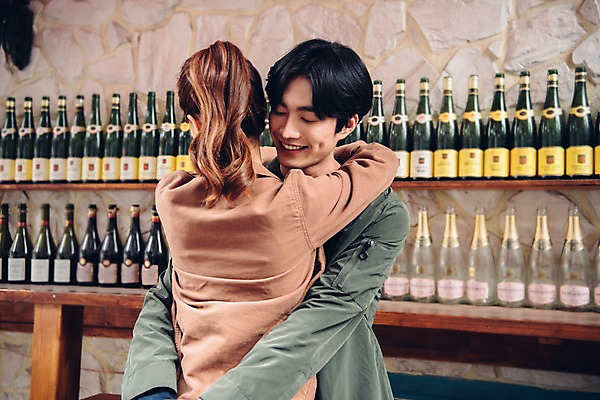 포토 JPG 주간 커플 여자 남자 커플라이프 데이트 포옹 서기 웃음 상반신 20대 성인 야외 두명 앞모습 뒷모습 눈감음 한국인 성인만 국내포토 자연요소 라이프스타일 뷰포인트 관계 안기 모션 표정 사람 동양인 청년 파일형식