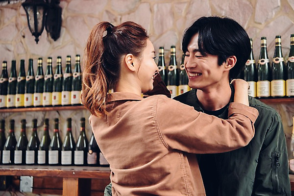 포토 JPG 주간 커플 여자 남자 커플라이프 데이트 포옹 서기 웃음 상반신 20대 성인 야외 두명 앞모습 뒷모습 아웃포커스 마주보기 한국인 성인만 국내포토 자연요소 라이프스타일 뷰포인트 관계 안기 모션 촬영기법 표정 사람 동양인 청년 파일형식