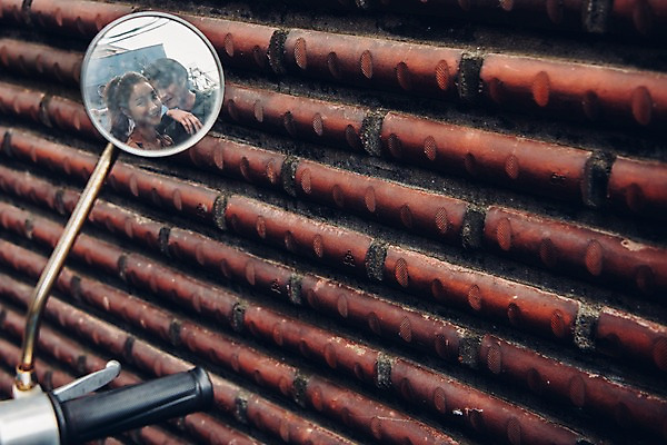 포토 JPG 주간 커플 여자 남자 벽 커플라이프 데이트 웃음 상반신 20대 성인 야외 두명 앞모습 한국인 오토바이 핸들 백미러 성인만 국내포토 자연요소 라이프스타일 뷰포인트 관계 표정 사람 동양인 청년 바이크 파일형식