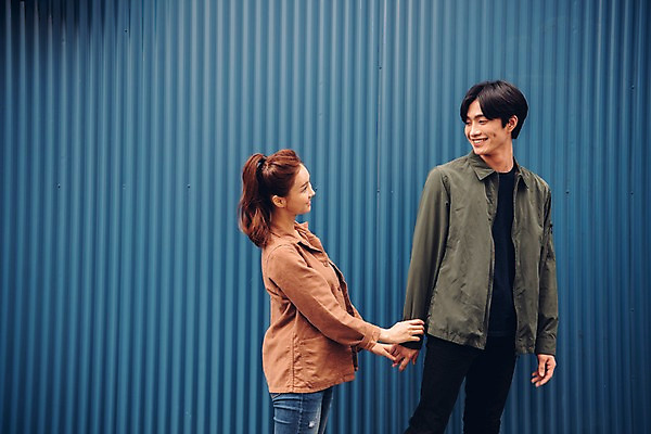 포토 JPG 주간 커플 여자 남자 커플라이프 데이트 서기 웃음 상반신 20대 성인 야외 두명 앞모습 옆모습 마주보기 손잡기 한국인 성인만 국내포토 자연요소 라이프스타일 뷰포인트 관계 모션 표정 사람 동양인 청년 파일형식