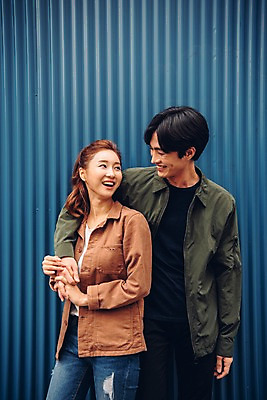 포토 JPG 주간 커플 여자 남자 커플라이프 데이트 어깨동무 서기 웃음 상반신 20대 성인 야외 두명 앞모습 마주보기 한국인 성인만 국내포토 자연요소 라이프스타일 뷰포인트 포즈 관계 모션 표정 사람 동양인 청년 파일형식