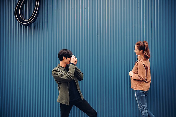 포토 JPG 주간 커플 여자 남자 커플라이프 데이트 서기 상반신 20대 성인 야외 두명 옆모습 마주보기 카메라 사진촬영 한국인 성인만 국내포토 자연요소 라이프스타일 뷰포인트 관계 모션 사람 동양인 청년 전자제품 촬영 파일형식