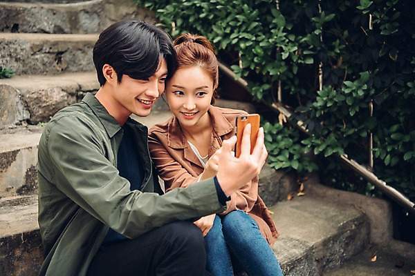 포토 JPG 주간 커플 여자 남자 커플라이프 데이트 웃음 들기 앉기 상반신 20대 성인 야외 두명 앞모습 스마트폰 계단 한국인 셀프카메라 성인만 국내포토 자연요소 라이프스타일 뷰포인트 관계 모션 표정 사람 동양인 청년 핸드폰 스마트기기 사진촬영 파일형식