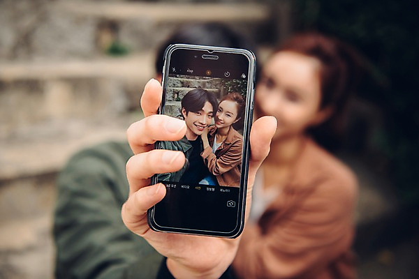 포토 JPG 주간 커플 여자 남자 커플라이프 데이트 웃음 들기 앉기 상반신 20대 성인 야외 두명 앞모습 아웃포커스 스마트폰 계단 한국인 셀프카메라 성인만 국내포토 자연요소 라이프스타일 뷰포인트 관계 모션 촬영기법 표정 사람 동양인 청년 핸드폰 스마트기기 사진촬영 파일형식