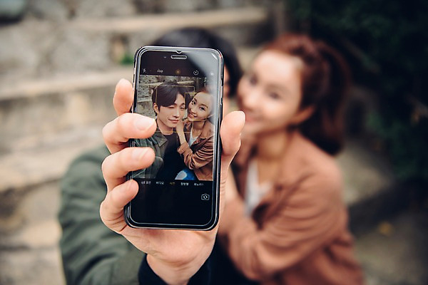 포토 JPG 주간 커플 여자 남자 커플라이프 데이트 웃음 들기 앉기 상반신 20대 성인 야외 두명 앞모습 아웃포커스 스마트폰 계단 한국인 셀프카메라 성인만 국내포토 자연요소 라이프스타일 뷰포인트 관계 모션 촬영기법 표정 사람 동양인 청년 핸드폰 스마트기기 사진촬영 파일형식