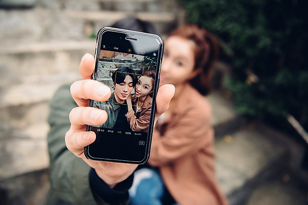 포토 JPG 주간 커플 여자 남자 커플라이프 데이트 들기 앉기 상반신 20대 성인 야외 두명 앞모습 아웃포커스 스마트폰 계단 한국인 셀프카메라 메롱 성인만 국내포토 자연요소 라이프스타일 뷰포인트 관계 모션 촬영기법 사람 동양인 청년 핸드폰 스마트기기 사진촬영 파일형식