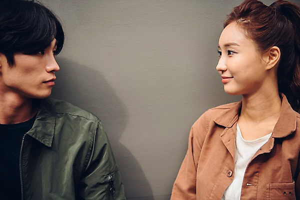 포토 JPG 주간 커플 여자 남자 커플라이프 데이트 웃음 앉기 상반신 20대 성인 야외 두명 앞모습 마주보기 한국인 성인만 국내포토 자연요소 라이프스타일 뷰포인트 관계 모션 표정 사람 동양인 청년 파일형식