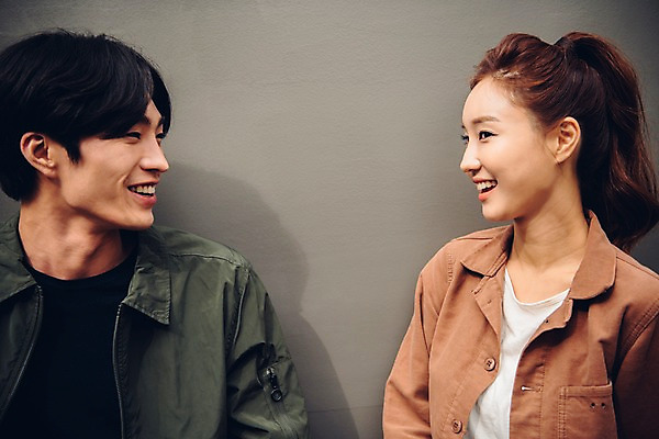 포토 JPG 주간 커플 여자 남자 커플라이프 데이트 웃음 앉기 상반신 20대 성인 야외 두명 앞모습 마주보기 한국인 성인만 국내포토 자연요소 라이프스타일 뷰포인트 관계 모션 표정 사람 동양인 청년 파일형식