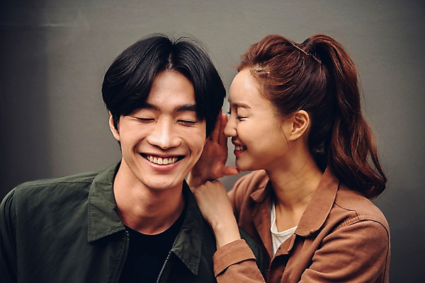 포토 JPG 주간 커플 여자 남자 커플라이프 데이트 웃음 앉기 상반신 20대 성인 야외 두명 앞모습 눈감음 한국인 귓속말 성인만 국내포토 자연요소 라이프스타일 뷰포인트 관계 모션 표정 사람 동양인 청년 파일형식