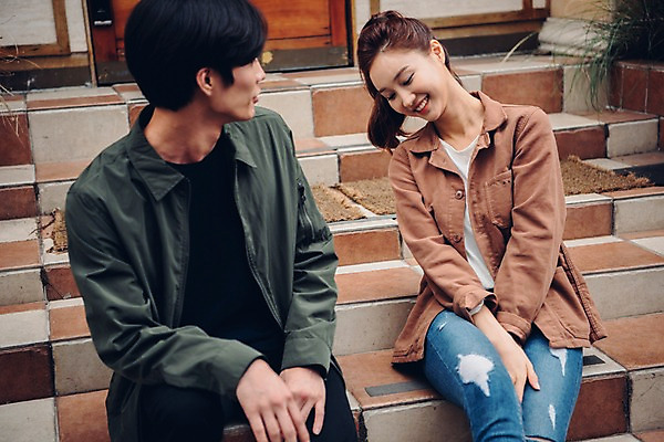 포토 JPG 주간 커플 여자 남자 커플라이프 데이트 웃음 앉기 상반신 20대 성인 야외 두명 앞모습 계단 한국인 성인만 국내포토 자연요소 라이프스타일 뷰포인트 관계 모션 표정 사람 동양인 청년 파일형식 인종 생활
