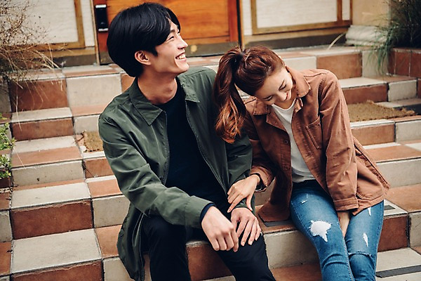 포토 JPG 주간 커플 여자 남자 커플라이프 데이트 웃음 앉기 상반신 20대 성인 야외 두명 앞모습 계단 한국인 성인만 국내포토 자연요소 라이프스타일 뷰포인트 관계 모션 표정 사람 동양인 청년 파일형식
