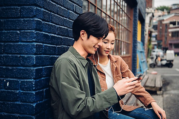 포토 JPG 주간 커플 여자 남자 벽 커플라이프 이어폰 데이트 웃음 앉기 상반신 20대 성인 야외 두명 옆모습 아웃포커스 스마트폰 음악감상 한국인 성인만 국내포토 자연요소 라이프스타일 뷰포인트 음향기기 관계 모션 촬영기법 표정 사람 동양인 청년 핸드폰 스마트기기 감상 파일형식