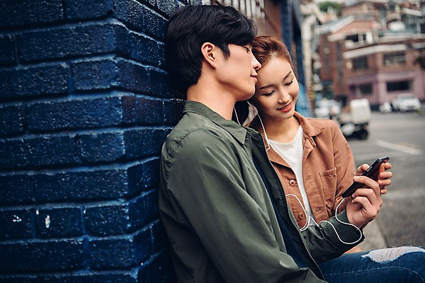 포토 JPG 주간 커플 여자 남자 벽 커플라이프 이어폰 데이트 웃음 앉기 상반신 20대 성인 야외 두명 옆모습 아웃포커스 스마트폰 음악감상 한국인 성인만 국내포토 자연요소 라이프스타일 뷰포인트 음향기기 관계 모션 촬영기법 표정 사람 동양인 청년 핸드폰 스마트기기 감상 파일형식
