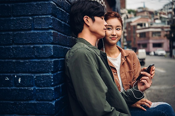 포토 JPG 주간 커플 여자 남자 벽 커플라이프 이어폰 데이트 웃음 앉기 상반신 20대 성인 야외 두명 옆모습 아웃포커스 스마트폰 음악감상 한국인 성인만 국내포토 자연요소 라이프스타일 뷰포인트 음향기기 관계 모션 촬영기법 표정 사람 동양인 청년 핸드폰 스마트기기 감상 파일형식 인종 생활 전자제품