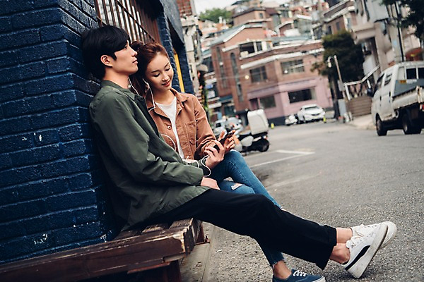 포토 JPG 주간 전신 커플 여자 남자 커플라이프 이어폰 데이트 앉기 20대 성인 야외 두명 옆모습 스마트폰 상점 음악감상 한국인 성인만 국내포토 자연요소 라이프스타일 뷰포인트 음향기기 관계 모션 사람 동양인 청년 핸드폰 스마트기기 감상 파일형식