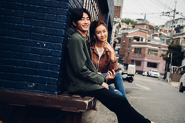 포토 JPG 주간 커플 여자 남자 커플라이프 이어폰 데이트 웃음 앉기 상반신 20대 성인 야외 두명 옆모습 스마트폰 상점 음악감상 한국인 성인만 국내포토 자연요소 라이프스타일 뷰포인트 음향기기 관계 모션 표정 사람 동양인 청년 핸드폰 스마트기기 감상 파일형식