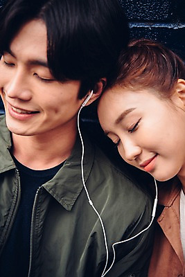 포토 JPG 주간 커플 여자 남자 벽 커플라이프 이어폰 데이트 웃음 앉기 상반신 20대 성인 야외 두명 앞모습 눈감음 기댐 음악감상 한국인 성인만 국내포토 자연요소 라이프스타일 뷰포인트 음향기기 관계 모션 표정 사람 동양인 청년 감상 파일형식