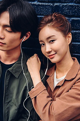 포토 JPG 주간 커플 여자 남자 벽 커플라이프 이어폰 데이트 웃음 앉기 상반신 20대 성인 야외 두명 앞모습 기댐 음악감상 한국인 성인만 국내포토 자연요소 라이프스타일 뷰포인트 음향기기 관계 모션 표정 사람 동양인 청년 감상 파일형식