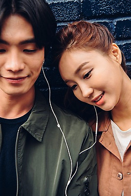 포토 JPG 주간 커플 여자 남자 벽 커플라이프 이어폰 데이트 웃음 앉기 상반신 20대 성인 야외 두명 앞모습 기댐 음악감상 한국인 성인만 국내포토 자연요소 라이프스타일 뷰포인트 음향기기 관계 모션 표정 사람 동양인 청년 감상 파일형식