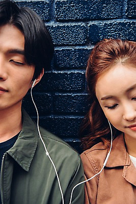 포토 JPG 주간 커플 여자 남자 벽 커플라이프 이어폰 데이트 앉기 상반신 20대 성인 야외 두명 앞모습 눈감음 기댐 음악감상 한국인 성인만 국내포토 자연요소 라이프스타일 뷰포인트 음향기기 관계 모션 사람 동양인 청년 감상 파일형식