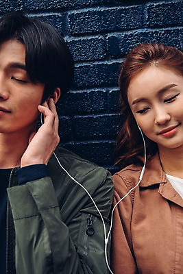 포토 JPG 주간 커플 여자 남자 벽 커플라이프 이어폰 데이트 웃음 앉기 상반신 20대 성인 야외 두명 앞모습 눈감음 기댐 음악감상 한국인 성인만 국내포토 자연요소 라이프스타일 뷰포인트 음향기기 관계 모션 표정 사람 동양인 청년 감상 파일형식