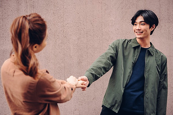 포토 JPG 주간 커플 여자 남자 커플라이프 데이트 서기 웃음 상반신 20대 성인 야외 두명 앞모습 뒷모습 아웃포커스 마주보기 손잡기 한국인 성인만 국내포토 자연요소 라이프스타일 뷰포인트 관계 모션 촬영기법 표정 사람 동양인 청년 파일형식 인종 생활