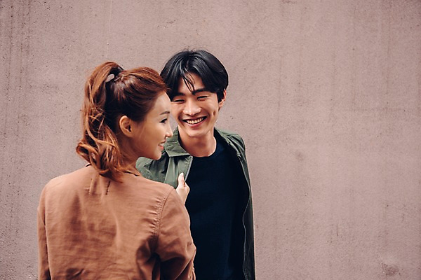 포토 JPG 주간 커플 여자 남자 커플라이프 데이트 장난 서기 웃음 상반신 20대 성인 야외 두명 앞모습 한국인 성인만 국내포토 자연요소 라이프스타일 뷰포인트 관계 모션 표정 사람 동양인 청년 파일형식