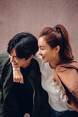 포토 JPG 주간 커플 여자 남자 커플라이프 데이트 어깨동무 서기 웃음 상반신 20대 성인 야외 두명 앞모습 한국인 성인만 국내포토 자연요소 라이프스타일 뷰포인트 포즈 관계 모션 표정 사람 동양인 청년 파일형식