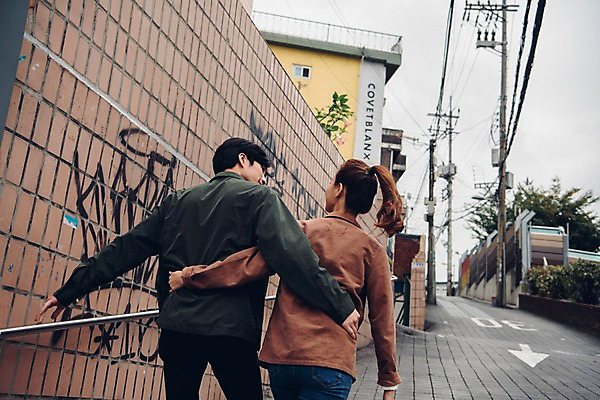 포토 JPG 주간 커플 여자 남자 커플라이프 데이트 상반신 20대 성인 야외 두명 뒷모습 걷기 한국인 성인만 국내포토 자연요소 라이프스타일 뷰포인트 관계 모션 사람 동양인 청년 파일형식