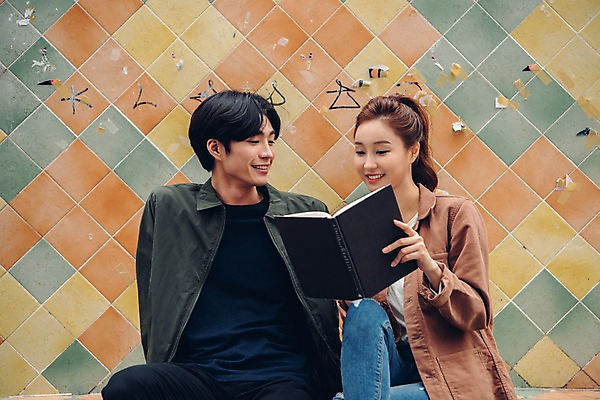 포토 JPG 주간 커플 여자 남자 커플라이프 데이트 웃음 앉기 상반신 20대 성인 야외 두명 앞모습 책 한국인 성인만 국내포토 자연요소 라이프스타일 뷰포인트 관계 모션 표정 사람 동양인 청년 파일형식 인종 생활