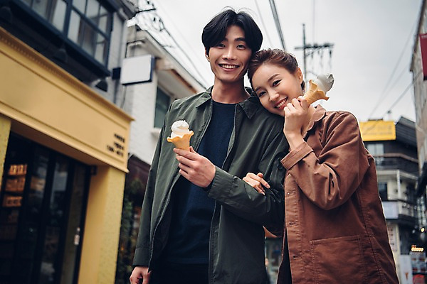 포토 JPG 주간 커플 여자 남자 커플라이프 데이트 서기 웃음 상반신 20대 성인 야외 두명 앞모습 아웃포커스 팔짱 한국인 아이스크림콘 콘아이스크림 성인만 국내포토 자연요소 라이프스타일 뷰포인트 관계 모션 아이스크림 촬영기법 표정 사람 동양인 청년 콘 파일형식