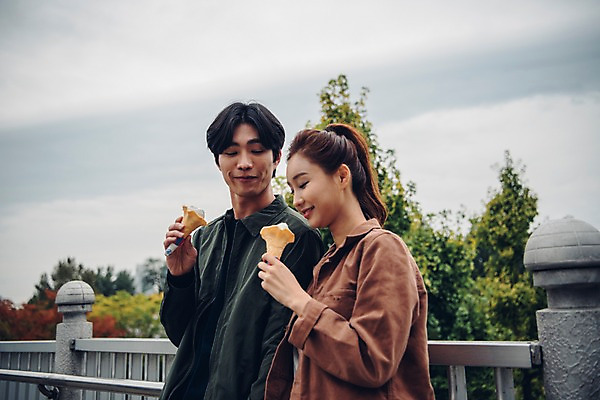 포토 JPG 주간 나무 구름 커플 여자 남자 커플라이프 데이트 난간 하늘 서기 상반신 20대 성인 야외 두명 옆모습 아웃포커스 한국인 아이스크림콘 콘아이스크림 성인만 국내포토 자연요소 식물 라이프스타일 뷰포인트 관계 모션 아이스크림 촬영기법 사람 동양인 청년 콘 파일형식