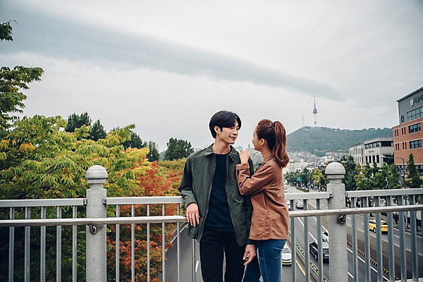 포토 JPG 주간 나무 구름 커플 여자 남자 도로 커플라이프 데이트 난간 자동차 하늘 서기 상반신 20대 성인 야외 두명 앞모습 옆모습 한국인 성인만 국내포토 자연요소 식물 라이프스타일 길 육상교통 뷰포인트 관계 교통시설 모션 사람 동양인 청년 파일형식