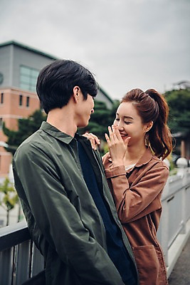 포토 JPG 주간 커플 여자 남자 커플라이프 데이트 난간 서기 웃음 상반신 20대 성인 야외 두명 옆모습 아웃포커스 한국인 성인만 국내포토 자연요소 라이프스타일 뷰포인트 관계 모션 촬영기법 표정 사람 동양인 청년 파일형식