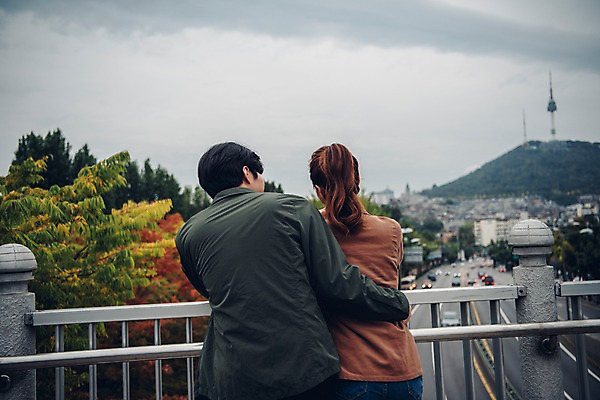 포토 JPG 주간 나무 구름 커플 여자 남자 도로 커플라이프 데이트 난간 자동차 하늘 서기 상반신 20대 성인 야외 두명 뒷모습 아웃포커스 한국인 성인만 국내포토 자연요소 식물 라이프스타일 길 육상교통 뷰포인트 관계 교통시설 모션 촬영기법 사람 동양인 청년 파일형식