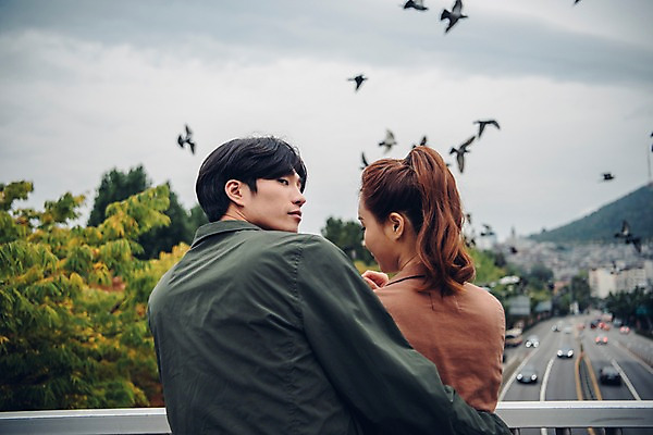 포토 JPG 주간 나무 구름 커플 여자 남자 도로 커플라이프 데이트 난간 자동차 조류 하늘 서기 상반신 20대 성인 야외 두명 뒷모습 아웃포커스 한국인 성인만 국내포토 자연요소 식물 동물 라이프스타일 길 육상교통 뷰포인트 관계 교통시설 모션 촬영기법 사람 동양인 청년 파일형식