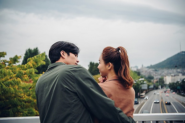 포토 JPG 주간 나무 구름 커플 여자 남자 도로 커플라이프 데이트 자동차 하늘 서기 상반신 20대 성인 야외 두명 뒷모습 아웃포커스 마주보기 한국인 성인만 국내포토 자연요소 식물 라이프스타일 길 육상교통 뷰포인트 관계 교통시설 모션 촬영기법 사람 동양인 청년 파일형식