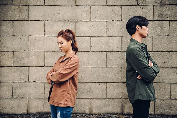 포토 JPG 주간 커플 여자 남자 커플라이프 데이트 서기 상반신 20대 성인 야외 두명 옆모습 팔짱 한국인 벽돌담 성인만 국내포토 자연요소 라이프스타일 뷰포인트 관계 모션 벽돌 사람 동양인 청년 담장 파일형식 인종 생활