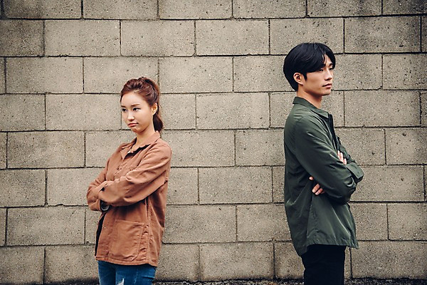 포토 JPG 주간 커플 여자 남자 커플라이프 데이트 서기 상반신 20대 성인 야외 두명 옆모습 팔짱 한국인 벽돌담 성인만 국내포토 자연요소 라이프스타일 뷰포인트 관계 모션 벽돌 사람 동양인 청년 담장 파일형식 인종 생활