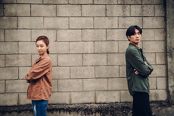 포토 JPG 주간 커플 여자 남자 커플라이프 데이트 서기 상반신 20대 성인 야외 두명 옆모습 팔짱 한국인 벽돌담 성인만 국내포토 자연요소 라이프스타일 뷰포인트 관계 모션 벽돌 사람 동양인 청년 담장 파일형식