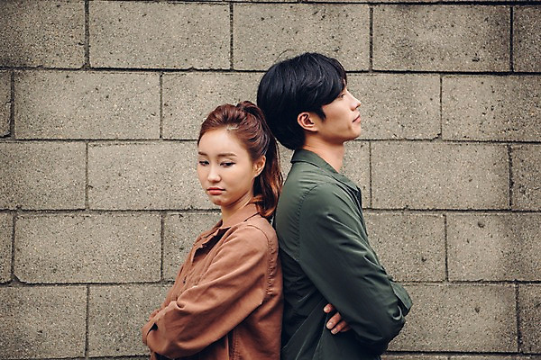 포토 JPG 주간 커플 여자 남자 커플라이프 데이트 서기 상반신 20대 성인 야외 두명 옆모습 팔짱 한국인 등맞대기 벽돌담 성인만 국내포토 자연요소 라이프스타일 뷰포인트 관계 모션 벽돌 사람 동양인 청년 담장 파일형식