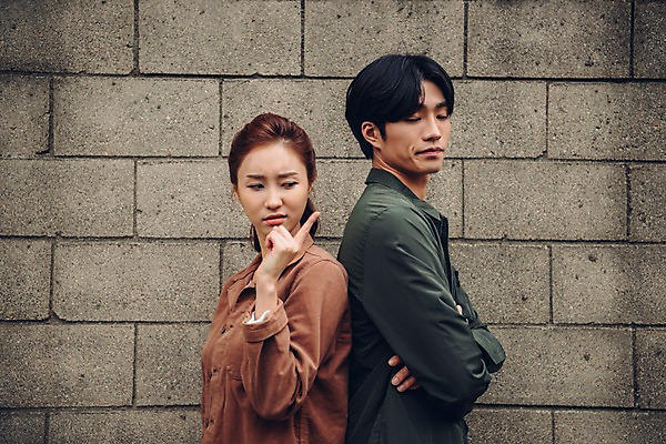 포토 JPG 주간 커플 여자 남자 커플라이프 데이트 서기 상반신 20대 성인 야외 두명 옆모습 팔짱 한국인 등맞대기 벽돌담 성인만 국내포토 자연요소 라이프스타일 뷰포인트 관계 모션 벽돌 사람 동양인 청년 담장 파일형식