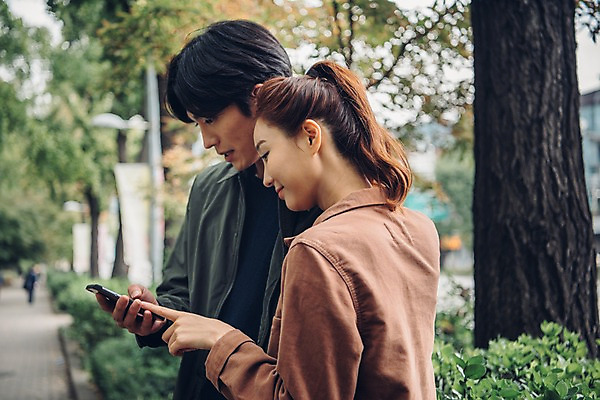 포토 JPG 주간 커플 여자 남자 커플라이프 데이트 서기 상반신 20대 성인 야외 두명 옆모습 아웃포커스 스마트폰 한국인 성인만 국내포토 자연요소 라이프스타일 뷰포인트 관계 모션 촬영기법 사람 동양인 청년 핸드폰 스마트기기 파일형식