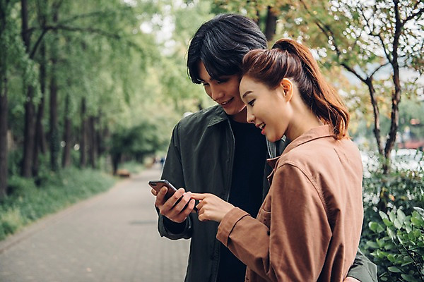 포토 JPG 주간 커플 여자 남자 커플라이프 데이트 서기 웃음 상반신 20대 성인 야외 두명 옆모습 아웃포커스 한국인 성인만 국내포토 자연요소 라이프스타일 뷰포인트 관계 모션 촬영기법 표정 사람 동양인 청년 파일형식 인종 생활