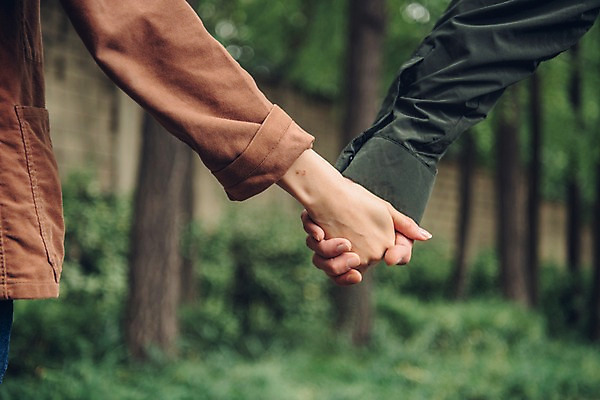 포토 JPG 주간 손 커플 여자 남자 커플라이프 데이트 서기 상반신 20대 성인 야외 두명 뒷모습 아웃포커스 손잡기 한국인 성인만 국내포토 자연요소 라이프스타일 뷰포인트 관계 모션 촬영기법 사람 동양인 청년 신체부위 파일형식